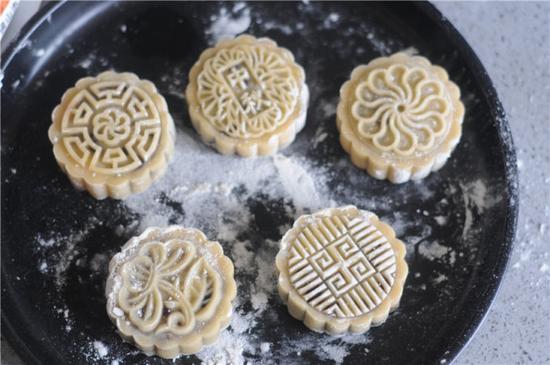 制作步骤8 8,用力将月饼胚压出来.
