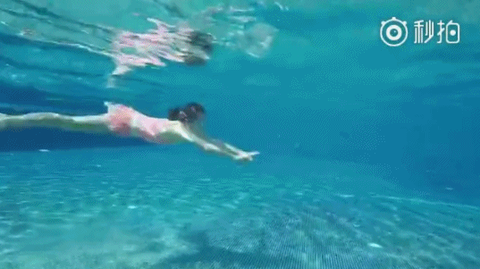 叶一茜晒女儿森碟游泳视频 姿势优美大长腿抢镜