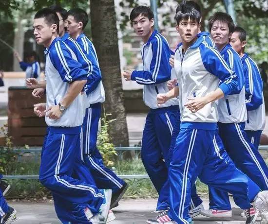 看看人家北京中学生的新校服,一个字:美