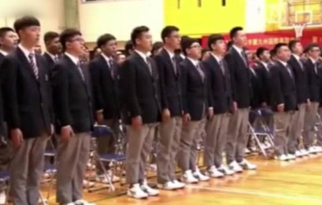 日本一高中开学集体唱中国国歌,背后原因令人