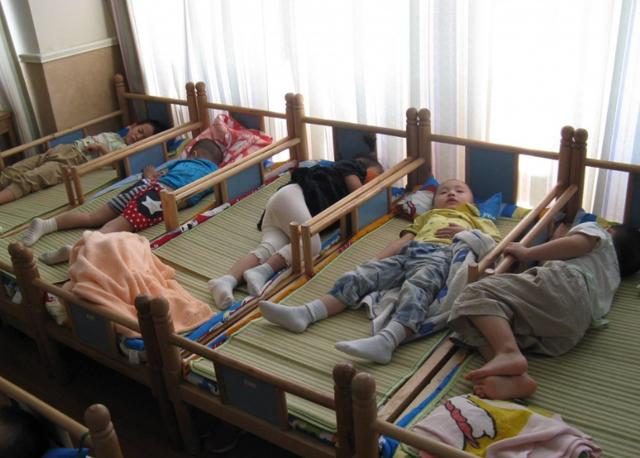 幼儿园“午睡”真实照片，这几件衣服真不适合上学穿，家长要注意