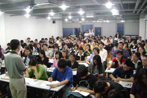 上海热线教育频道--海归加入公务员考试 沪今年