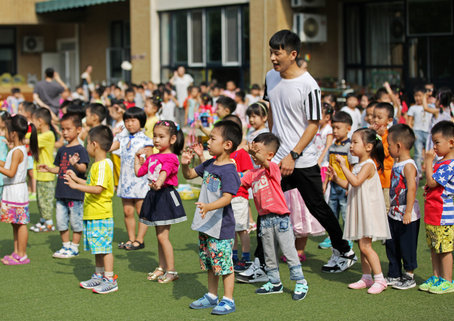 上海热线教育频道--中小学男教师像 大熊猫 一