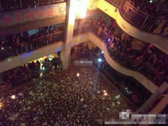 中学禁办班级元旦晚会 近千学生烧书抗议