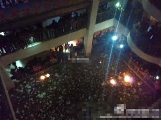 中学禁办班级元旦晚会 近千学生烧书抗议
