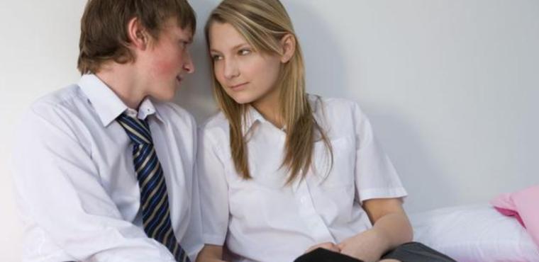 英国高中“淑女”教学 布置“恋爱作业”惹怒家长
