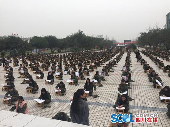 上海热线教育频道--四川一高校千人露天考试 老
