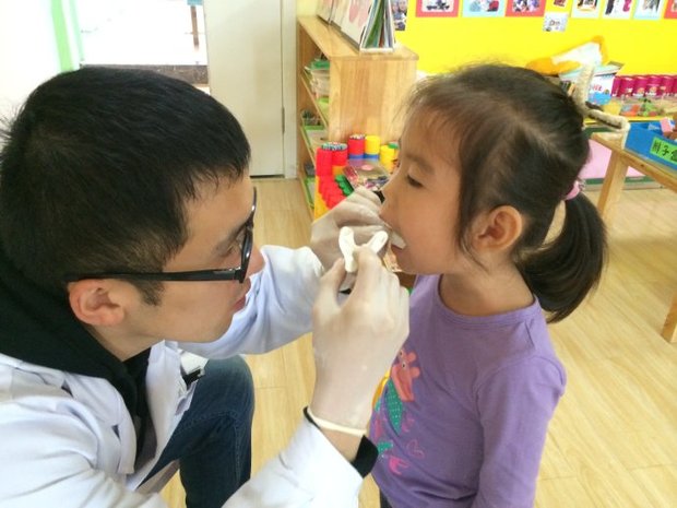 上海热线教育频道--牙齿排列不齐 11-13岁是矫