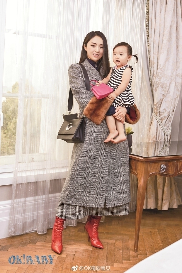 上海热线教育频道--董璇带女儿拍大片 小酒窝十