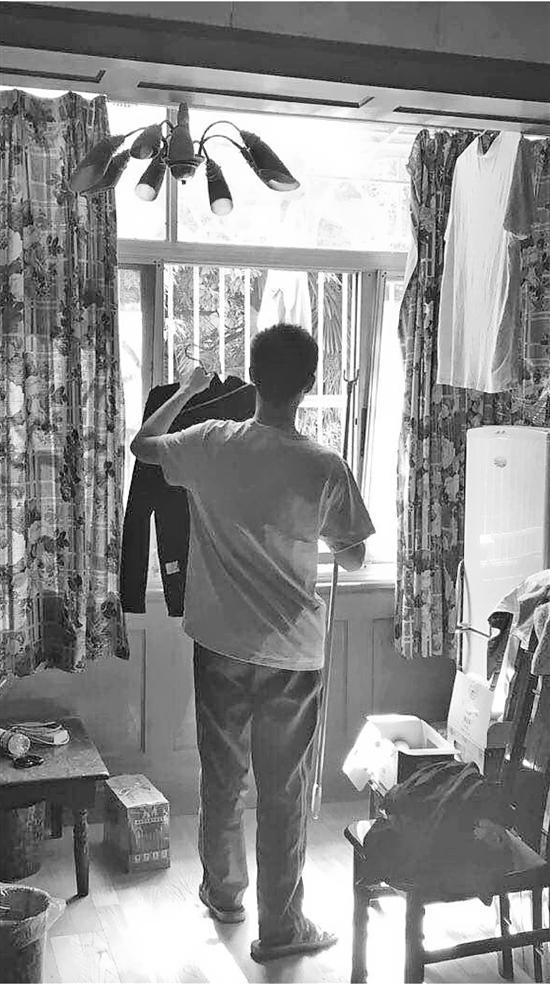 加蓬把洗衣机里刚洗完的衣服抱出来，放到窗边的木椅上，逐件晾晒。