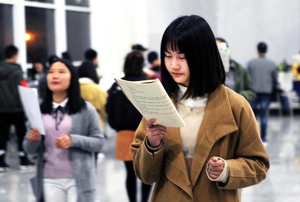 考研生紧张备考 为防打瞌睡边走边背书--上海热线