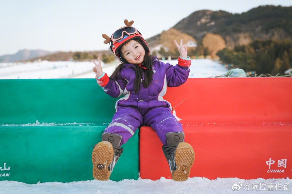 12月25日晚,阿拉蕾在微博晒出一组在滑雪场的萌照.