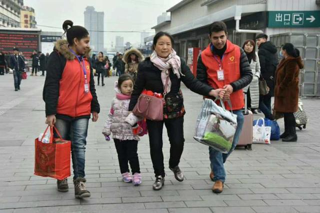 春运路上的留学生身影 在志愿服务中感受“中国年”