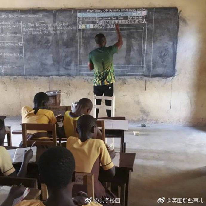 因为穷 非洲一位老师把电脑画在了黑板上