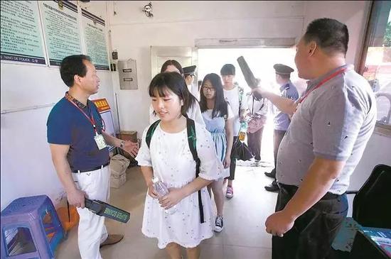 河南高考进入严控模式 穿错衣服就进不了考场