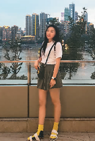 唐心悦说,刚到国外时,她在专业学习上遇到了很大的挑战。唐心悦说:我学的是数学专业,本身就比较难,再加上与国内所学的知识联系很少,导致我刚开始上课都听不懂老师讲的一些算法。当时挺难过的,觉得自己在班里属于学习比较差的学生。 好在因为语言交流能力较好,她每次下课后都会主动找老师沟通,请老师讲解。她说:刚开始那个阶段,每天只要一下课我就会冲上讲台,把不懂的地方告诉老师,老师会很耐心地讲解,直到我听懂为止。时间久了,老师也记住了我,称我为爱问问题的小姑娘。除了问老师,唐心悦遇到不会做的题时,还