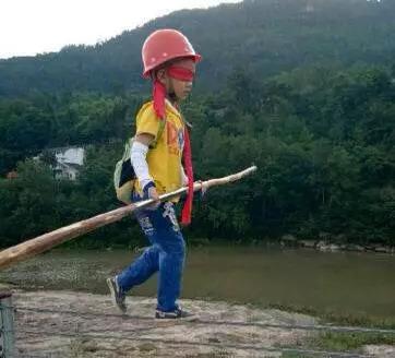 7岁男孩河堤蒙眼走钢丝 父亲:为锻炼儿子意志