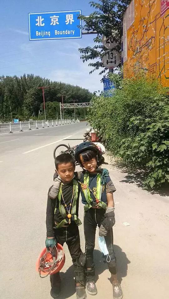 7岁男孩河堤蒙眼走钢丝 父亲:为锻炼儿子意志