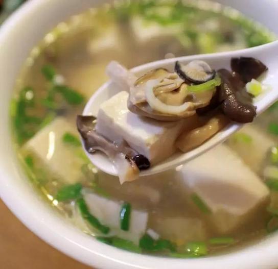 牡蛎的家常做法有【牡蛎豆腐蘑菇汤】【牡蛎煎蛋】等,简单的料理就