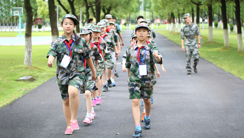 上海热线教育频道--吃苦夏令营收骨头,还要不