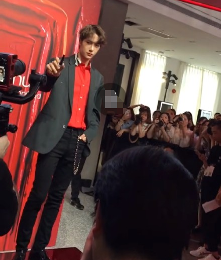 陈飞宇点赞事件 自称手滑点赞王一博黑图