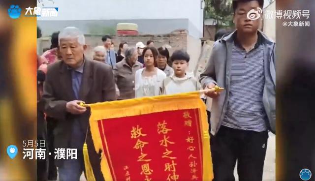 男孩掉入黄河被小哥“神速”营救 家长抬羊登门拜谢——上海热线教育频道