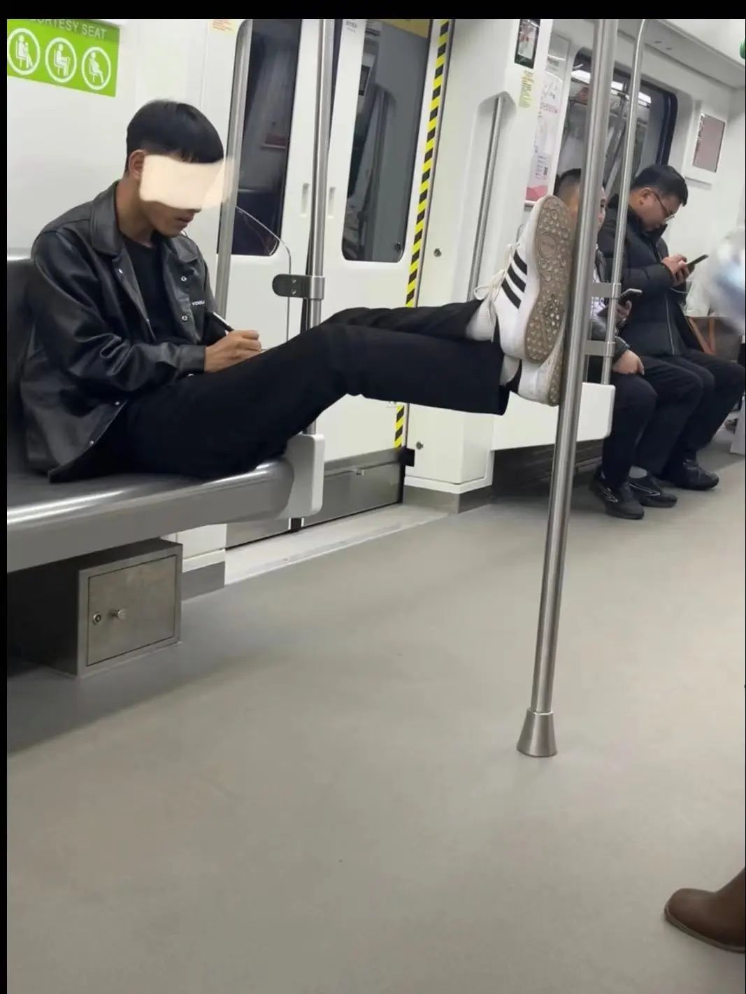 拷贝不走样地铁车厢内有人教科书式违规网友无语