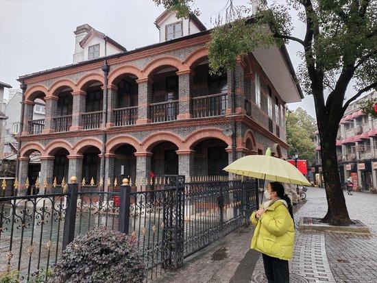多伦路文化名人街只有短短550米，上海市第五中学王莘霖同学喜欢到这里漫步。虹口教育 供图